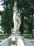 Grupul statuar "Rod" din parcul Tecuci